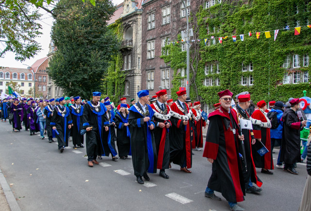 Przedstawiciele władz szczecińskich uczelni w togach maszerują podczas Spacerku na Uniwerek