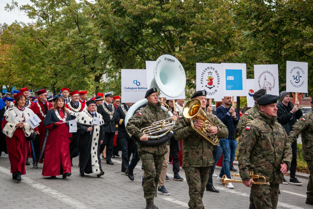 Orkiestra Wojskowa ze Świnoujścia na czele Spacerku na Uniwerek, w tle przedstawiciele władz szczecińskich uczelni w togach