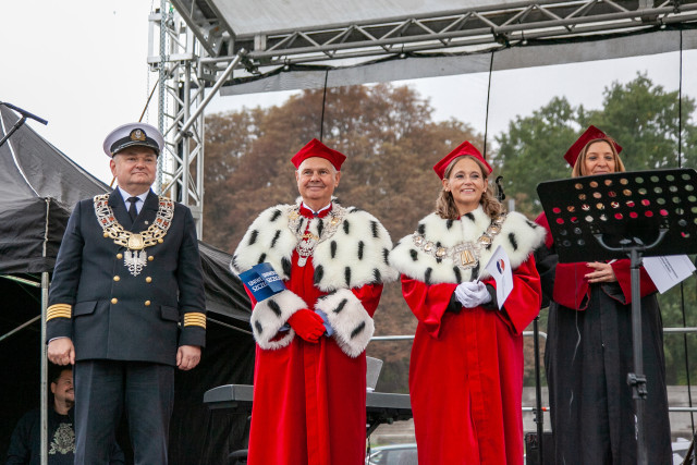 Rektorzy szczecińskich uczelni  na scenie podczas Spacerku na Uniwerek