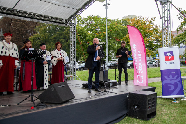 Rektorzy szczecińskich uczelni i przemawiający na scenie Prezydent Miasta Szczecina Spacerku na Uniwerek