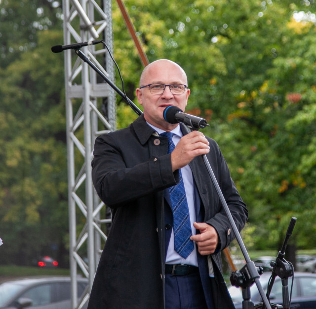 Prezydent Szczecina Piotr Krzystek przemawia na zakończenie Spacerku na Uniwerek