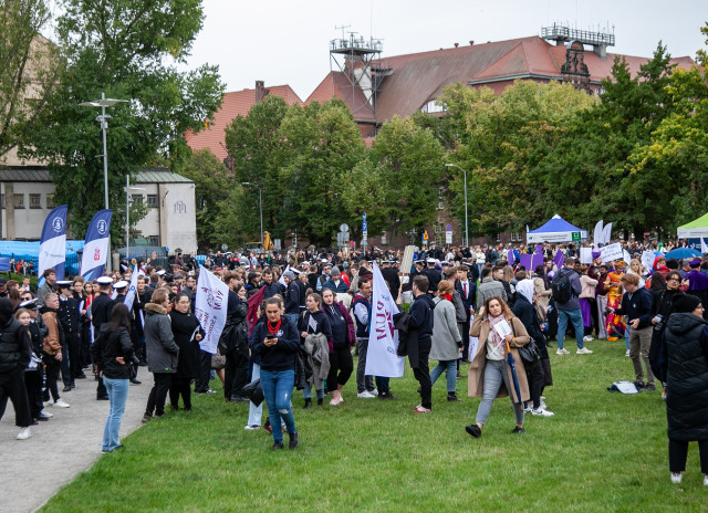 Przedstawiciele władz szczecińskich uczelni i studenci na placu Praw Kobiet 