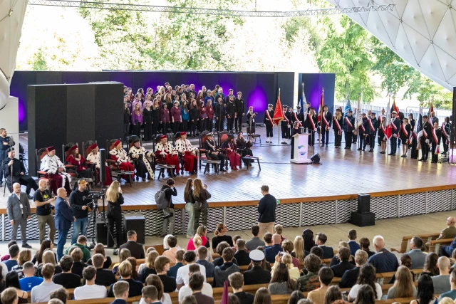 Poczet Sztandarowy PM wsród innych pocztów uczelni i rektorów podczas uroczuystości w Teatrze Letnim