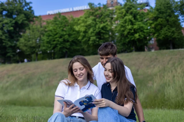Studenci PM przed budynkiem uczelni