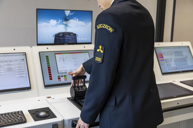 MUS student performs an excersise at te power engine room simulator