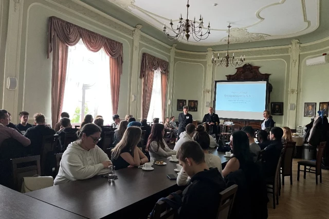 Uczestnicy międzynarodowych rozgrywek biznesowych w Sali Senatu