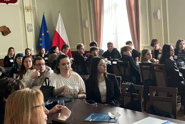 Uczestnicy międzynarodowych rozgrywek biznesowych w Sali Senatu