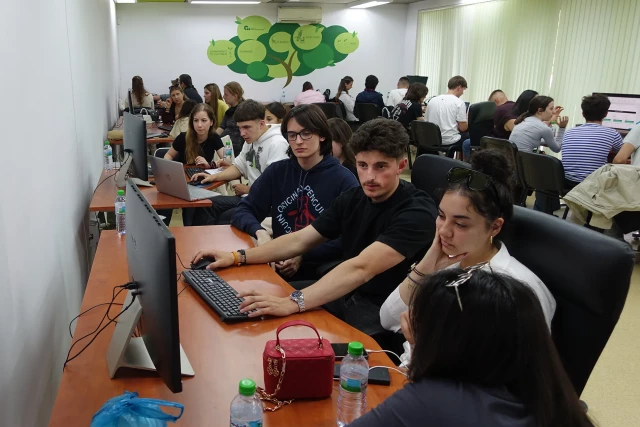 Studenci w trakcie zajęć z symulacji biznesowej