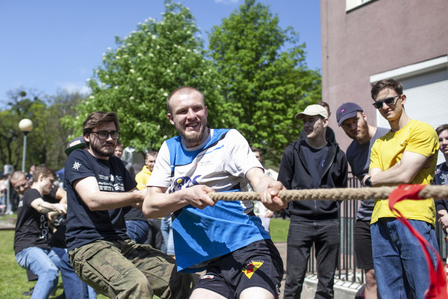 Studenci PM biorą udział w konkurencji przeciąganie liny podczas Święta Szkoły 2023