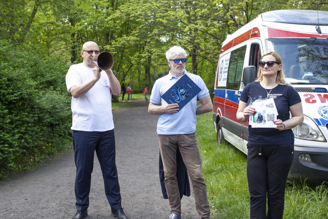 Dziekan Wydziału Inżynieryjno-Ekonomicznego Transportu przemawia przed rozpoczęciem charytatywnego Biegu dla Marty