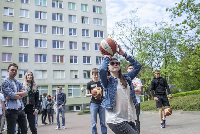  Studentki PM grają w koszykówkę na Święcie Szkoły 2023