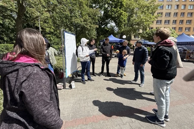 Studenci w strefie SDG podczas pikniku z okazji Święta Szkoły
