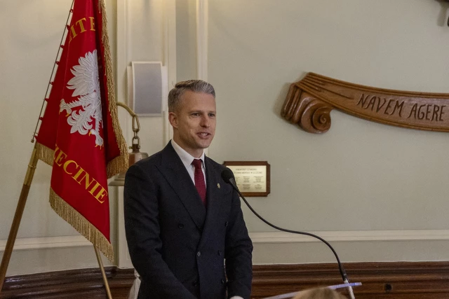 Wiceminister Arkadiusz Marchewka przemawia na uroczystym posiedzeniu Senatu PM