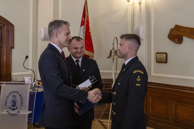 Wiceminister Arkadiusz Marchewka na uroczystym posiedzeniu Senatu PM nagrodę Wilka Morskiego dla Paula Żukowskiego
