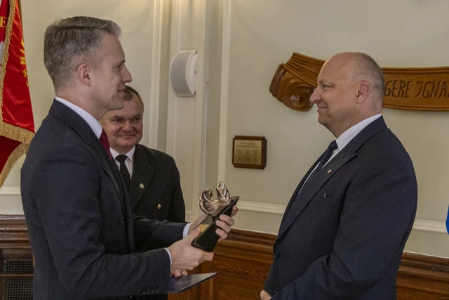 Wiceminister Arkadiusz Marchewka na uroczystym posiedzeniu Senatu PM nagrodę Wilka Morskiego dla Dariusza Doskocza
