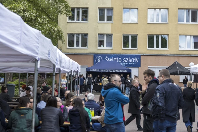 Widok ogólny na piknik podczas Święta Szkoły