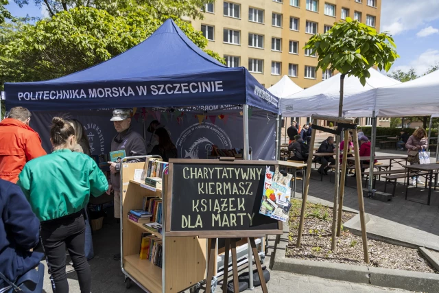 Namiot z kiermaszem charytatywnym podczas pikniku z okazji Święta Szkoły PM