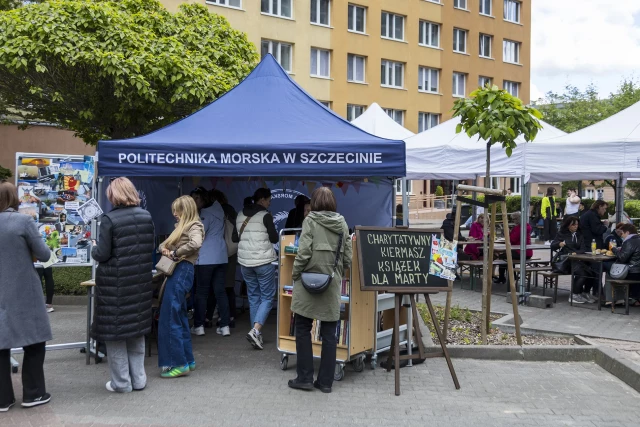 Namiot z kiermaszem charytatywnym podczas pikniku z okazji Święta Szkoły PM