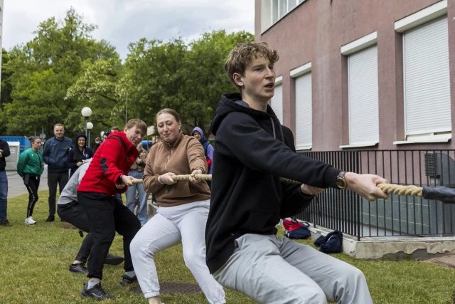 Studenci PM podczas przeciągania liny