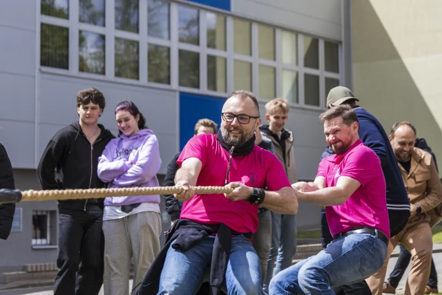 Pracownicy PM podczas przeciągania liny