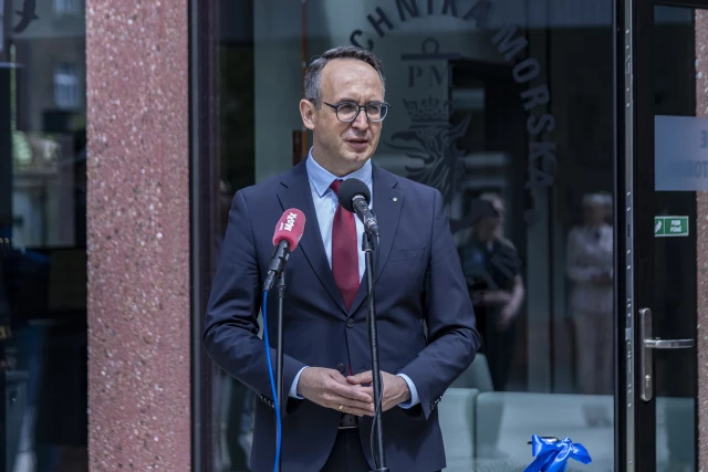 Minister Infrastruktury Dariusz Klimczak przemawia na otwarciu Akademickiego Centrum Symulatorów Politechniki Morskiej