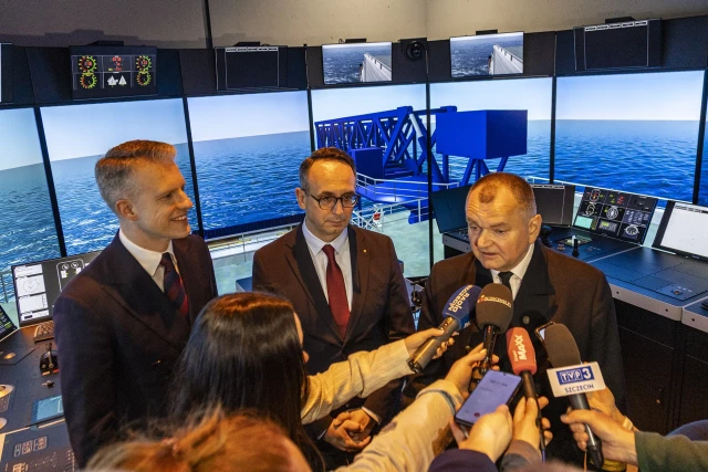 Deputy Minister Arkadiusz Marchewka, Minister of Infrastructure Dariusz Klimczak,  MUS Rector Wojciech Ślączka inside the bridge simulator