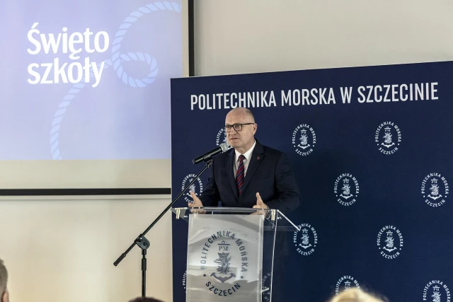 Prezydent Miasta Szczecina Piotr Krzystek przemawia na uroczystym posiedzeniu Senatu PM w dniu Święta Szkoły