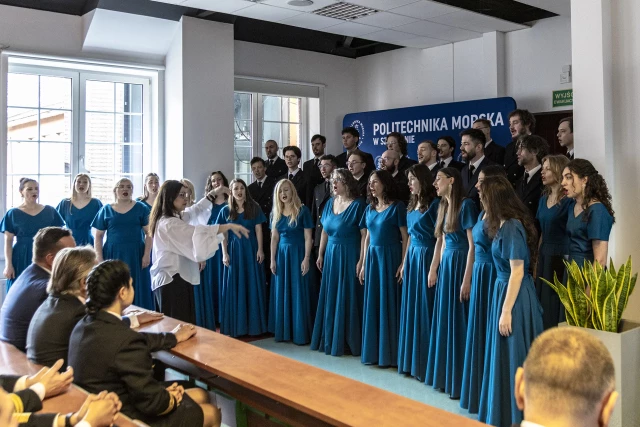 Chór Politechniki Morskiej w Szczecinie wystepuje podczas uroczystego posiedzenie Senatu w dniu Święta Szkoły