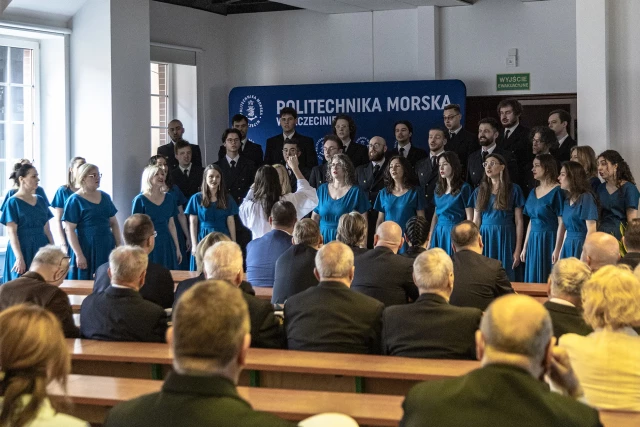 Chór Politechniki Morskiej w Szczecinie wystepuje podczas uroczystego posiedzenie Senatu w dniu Święta Szkoły