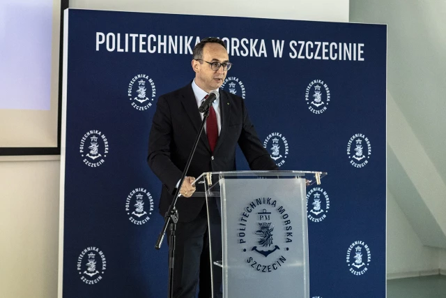 Minister Infrastruktury Dariusz Klimczak przemawia na uroczystym posiedzeniu Senatu PM 