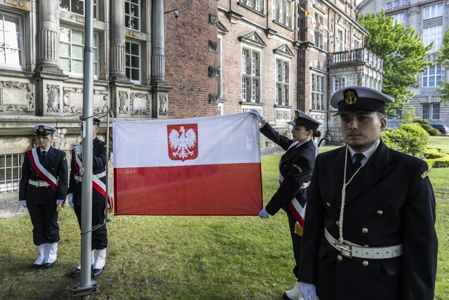 Kompania Honorowa PM podczas uroczystości podniesienia bandery w dniu Święta Szkoły