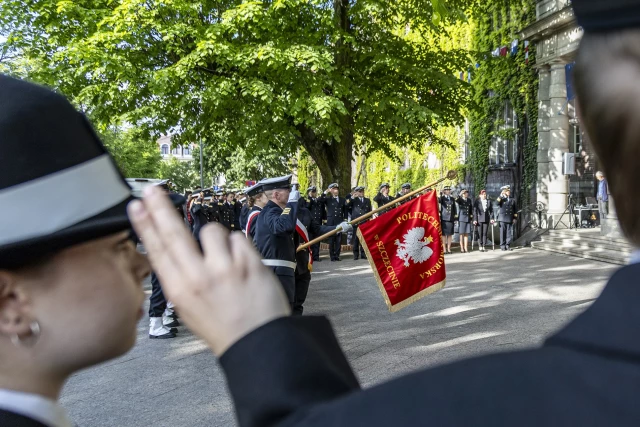 Kompania Honorowa PM podczas uroczystości podniesienia bandery w dniu Święta Szkoły