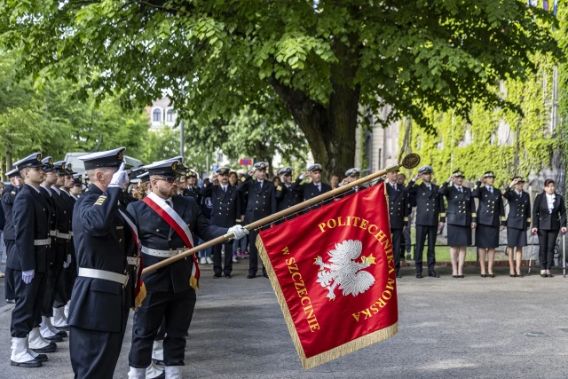 Kompania Honorowa PM podczas uroczystości podniesienia bandery w dniu Święta Szkoły
