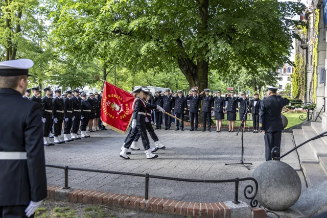 Kompania Honorowa PM podczas uroczystości podniesienia bandery w dniu Święta Szkoły
