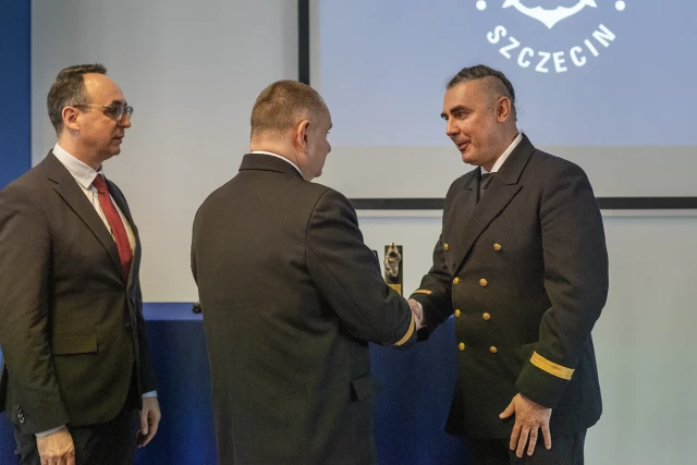 Rektor PM Wojciech Ślączka wręcza Medal Honorowy prof. Leszkowi Chybowskiemu