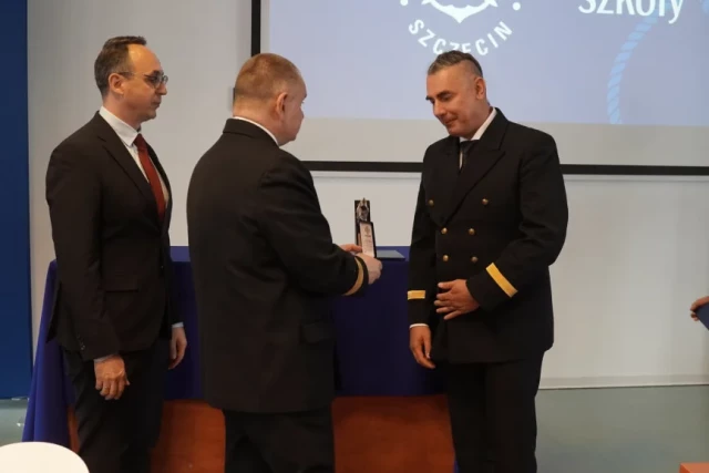 Rektor PM Wojciech Ślączka wręcza Medal Honorowy prof. Leszkowi Chybowskiemu, fot. T. Kwiatkowski
