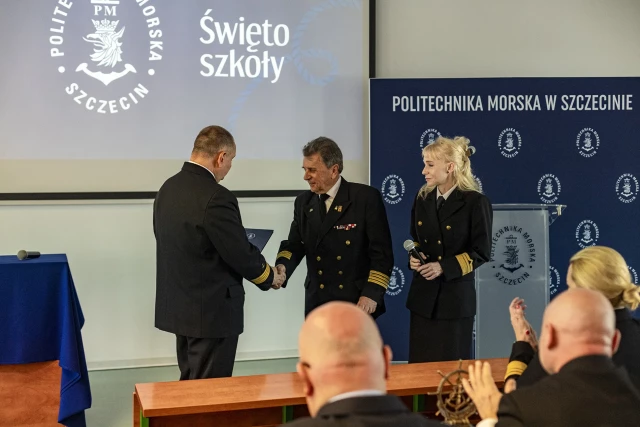 Lechosław Bar otrzymuje list gratulacyjny od Rektora PM za działania fundacji wspierającej studentów