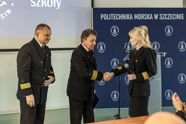 Lechosław Bar otrzymuje gratulacje od Dziekan Wydziału Mechanicznego Katarzyny Gawdzińskiej za działania fundacji wspierającej studentów