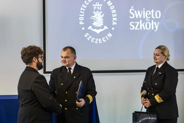 Student Michał Hajduk otrzymuje od Rektora PM Wojciecha Ślączki nagrodę specjalną
