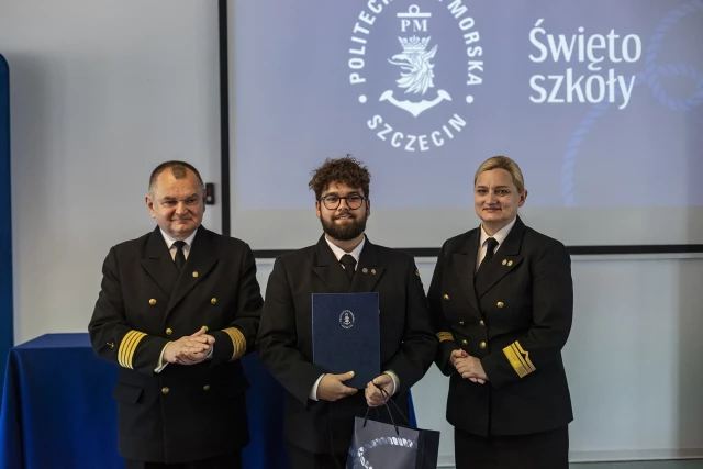 Rektor PM Wojciech Ślączka, student Michał Hajduk, laureat nagrody specjalnej i Prorektor ds. studenckich Agnieszka Deja