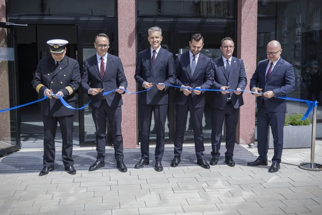 Przecinanie wstęgi podczas uroczystego otwarcia Akademickiego Centrum Symulatorów Politechniki Morskiej