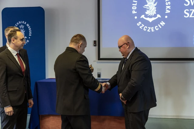 Laureat nagrody Wilka Morskiego Przemysław Mańkowski, Prezes Zarządu Net Marine Group przyjmuje gratulacje od Rektora PM Wojciecha Ślączki 