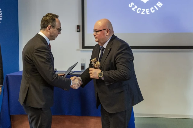 Laureat nagrody Wilka Morskiego Przemysław Mańkowski, Prezes Zarządu Net Marine Group przyjmuje gratulacje od Ministra Infrastruktury Dariusza Klimczaka