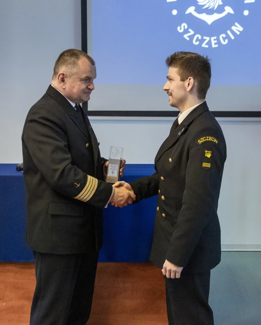 Rektor PM Wojciech Ślączka gratuluje Michałowi Silskiemu, laureatowi nagrody Wilka Morskiego w kategorii Student