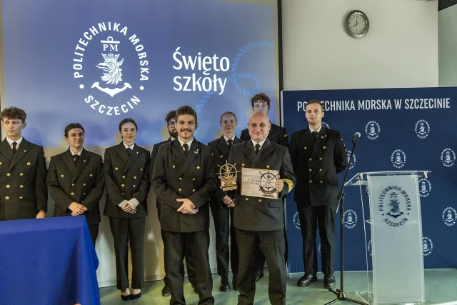 Dziekan Wydziału Nawigacyjnego z nagrodą Przyjaciel Studentów w otoczeniu studentów PM z Parlamentu Studentów