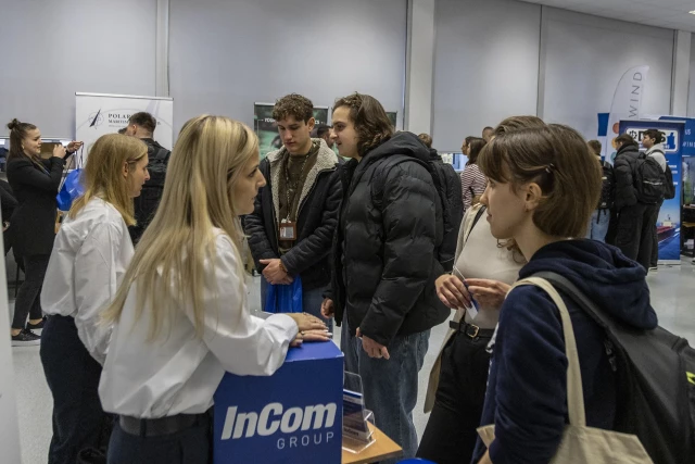 Studenci przy stanowiskach pracodawców 