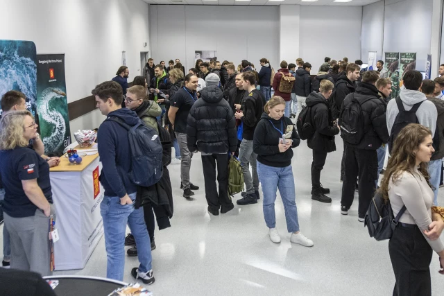 Studenci przy stanowiskach pracodawców 