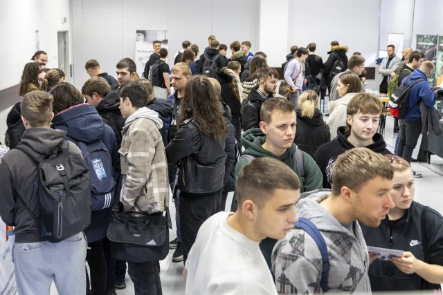 Studenci przy stanowiskach pracodawców 