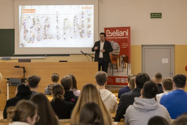 Przedstawiciel firmy Beliani podczas prezentacji dla studentów