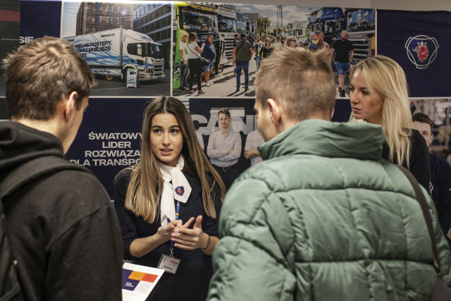 Przedstawicielki firmy Scania rozmawiają ze studentami